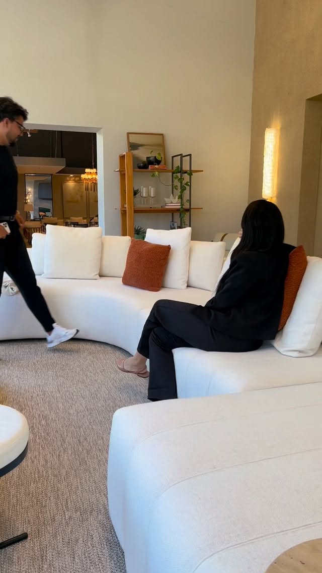 Como comprar um sofá com chaise elegante para sala de estar.