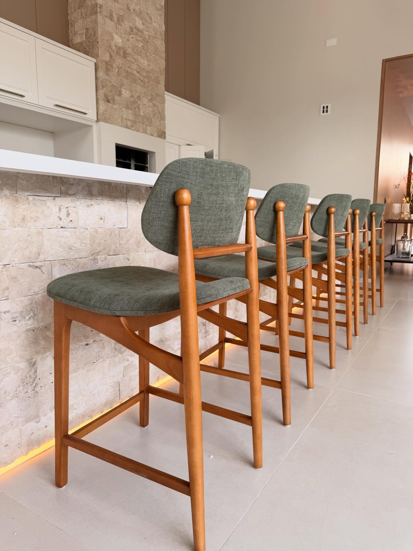 Como escolher a banqueta perfeita para a sala de estar.