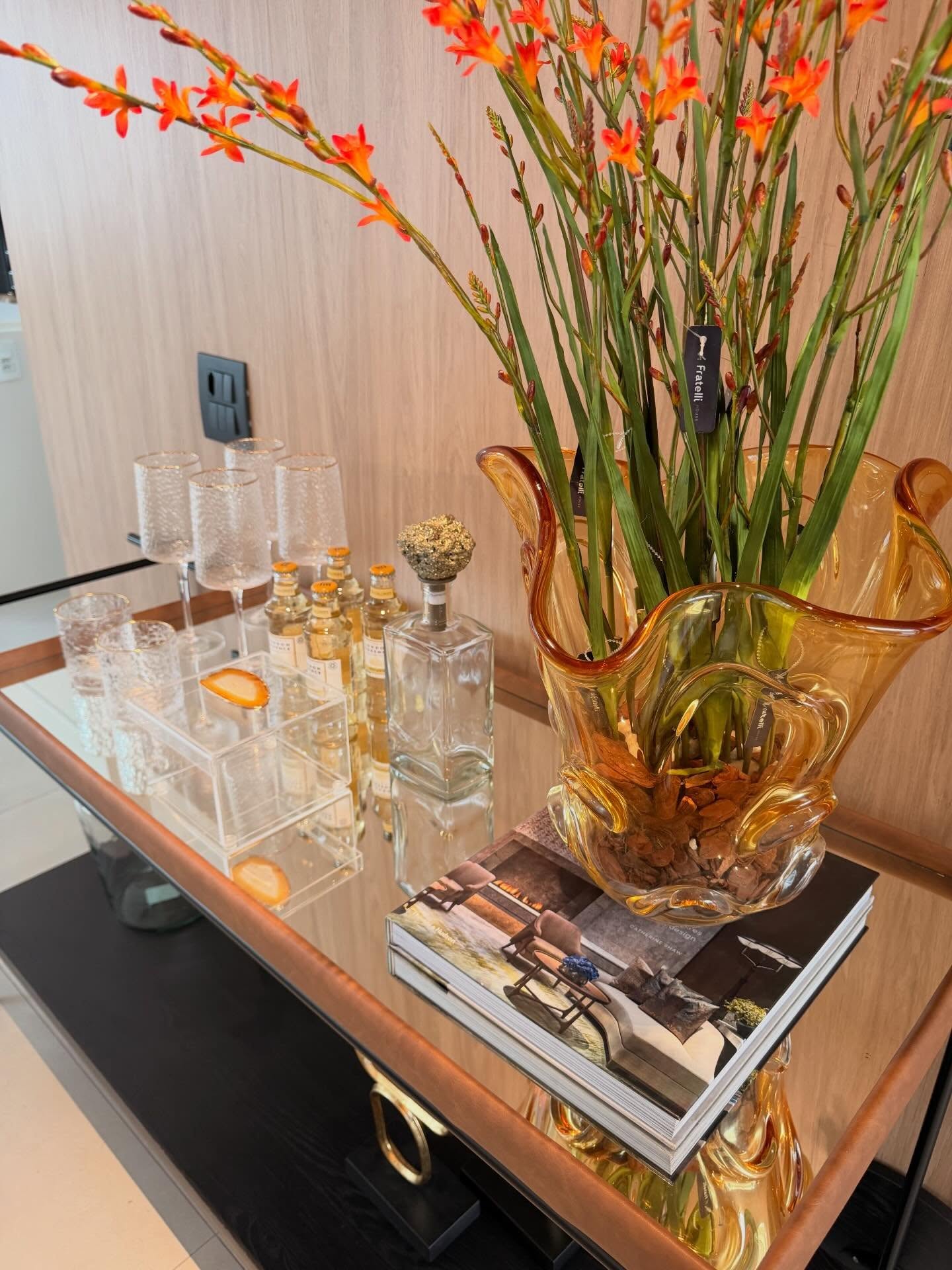 Como organizar a decoração de sala com carrinhos de bar