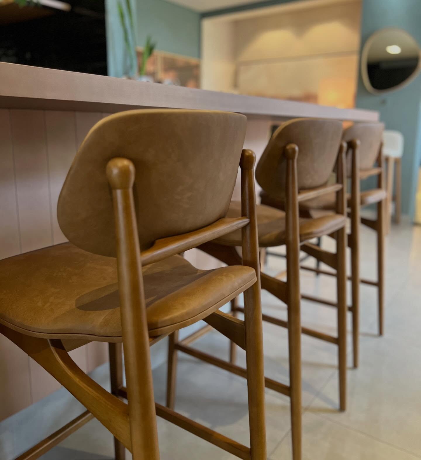 Como escolher a banqueta de couro para sala de estar.