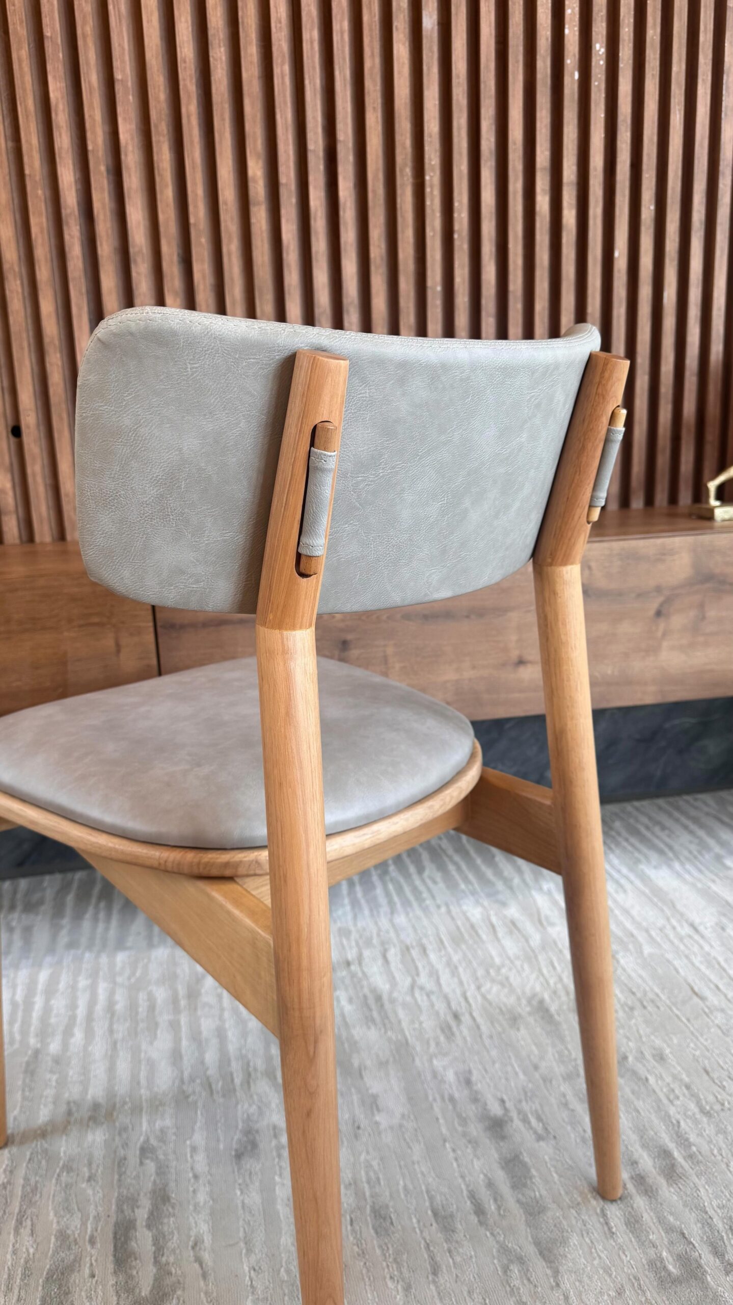 Como encontrar cadeiras de jantar de design sofisticado para sala.