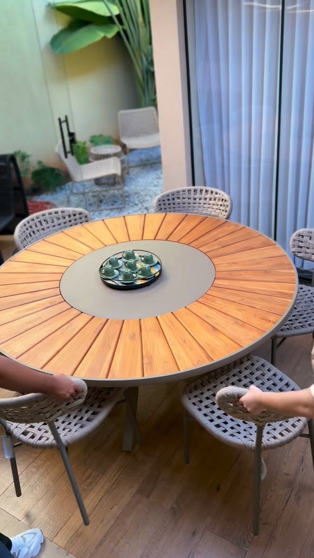 Como criar uma mesa redonda para área externa elegante e confortável