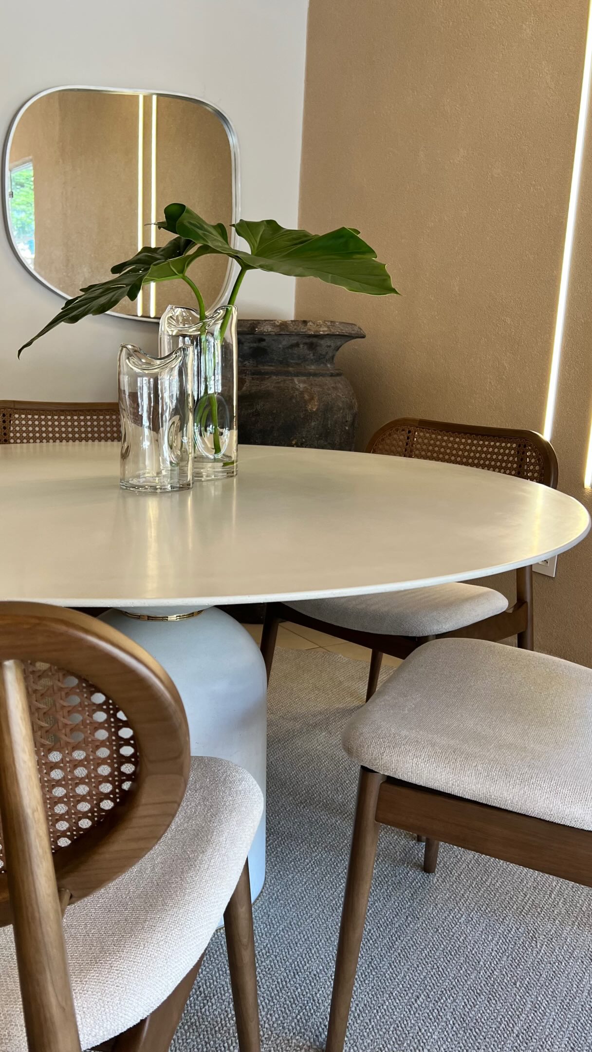 Como escolher a mesa de jantar redonda ideal para a sala.