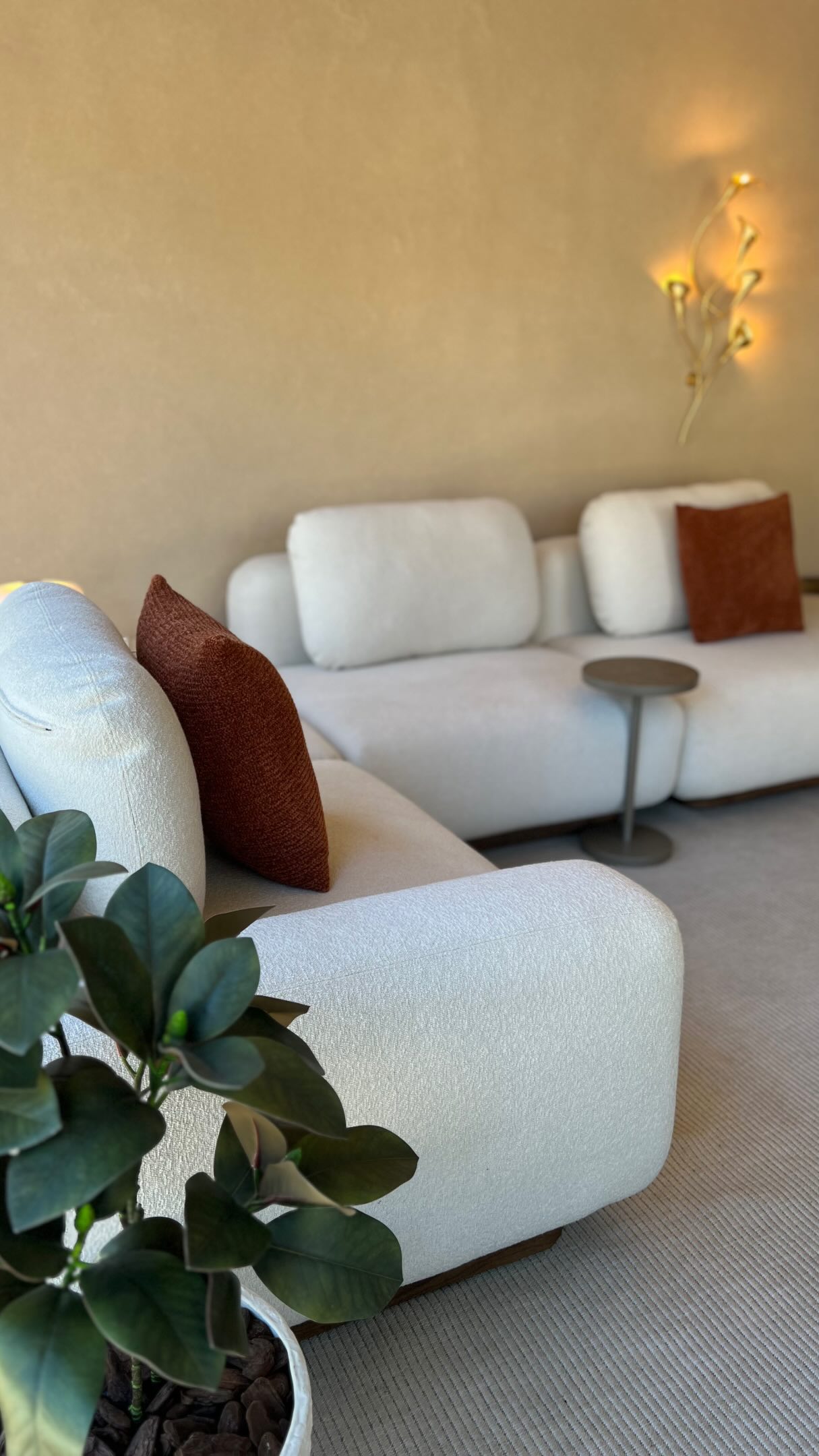 Como criar um espaço de sala de estar e jantar amplo e confortável.