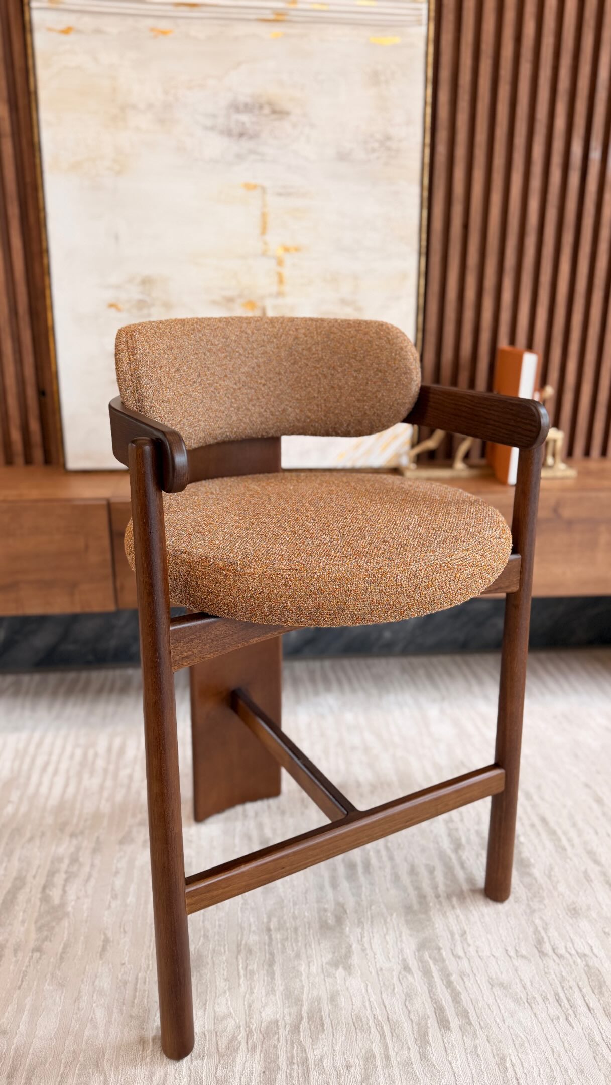 Como escolher a banqueta certa para sala de estar com design sofisticado.