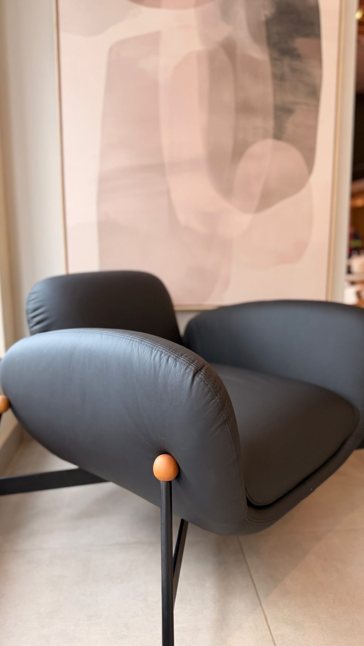 Como comprar uma poltrona preta para sala de estar.