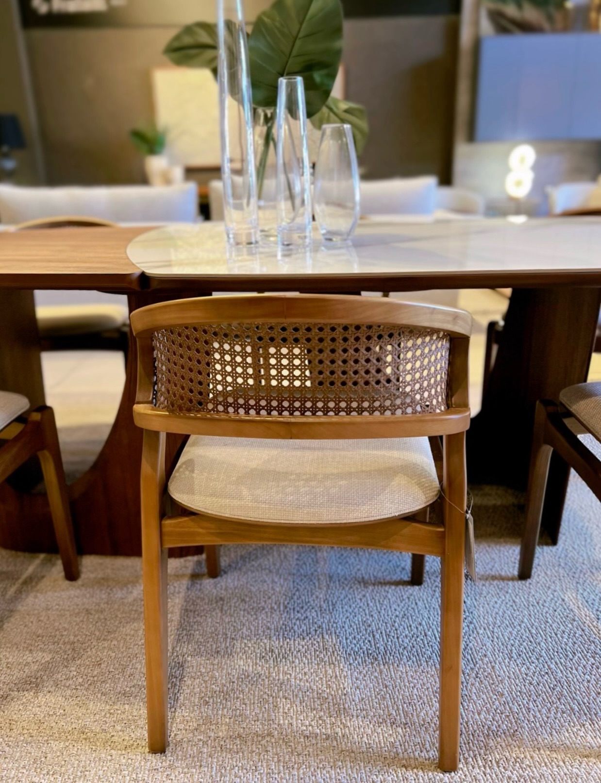 Como escolher cadeira de jantar com encosto em palha para sala.
