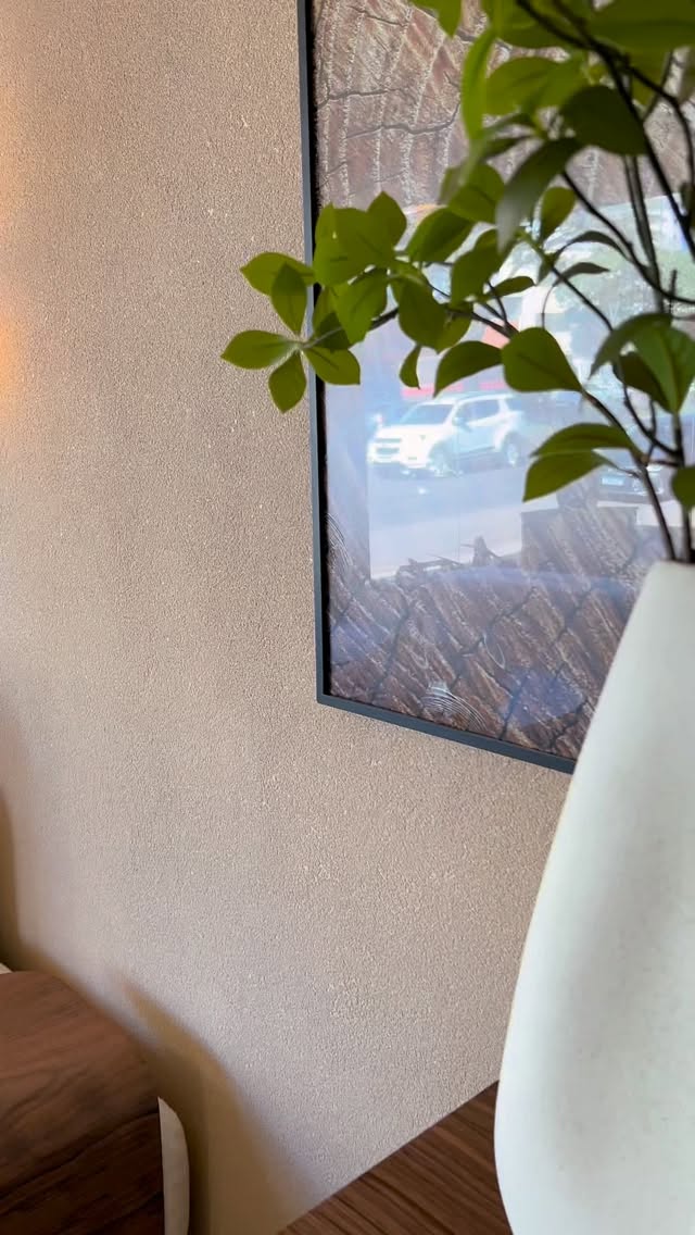 Como criar um espaço sofisticado com revestimento cristal e carrinho bar.