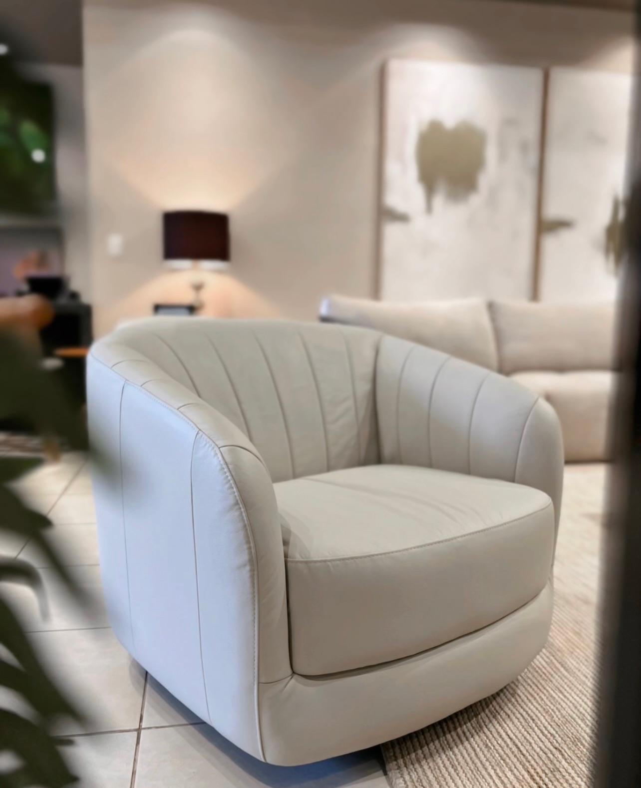 Como escolher uma poltrona giratória para sala de estar com acabamento em couro off-white.