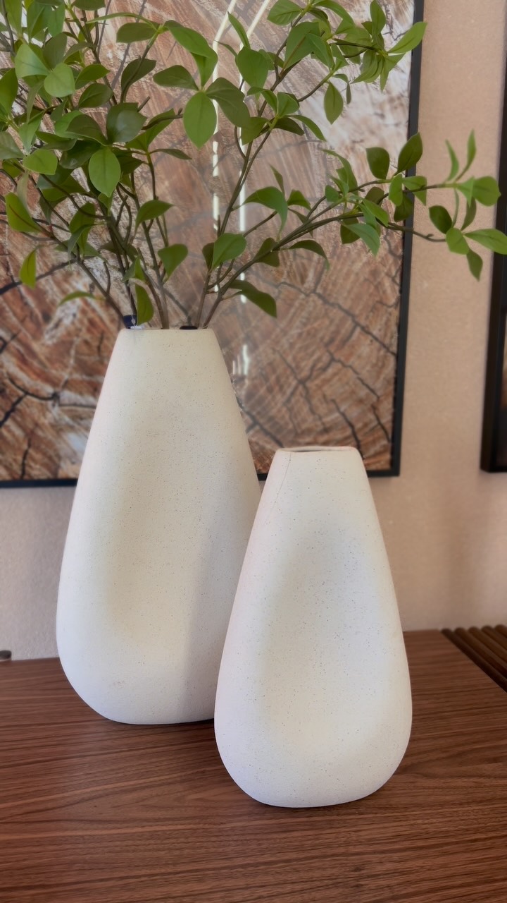 Como decorar um carrinho bar com um vaso decorativo moderno.