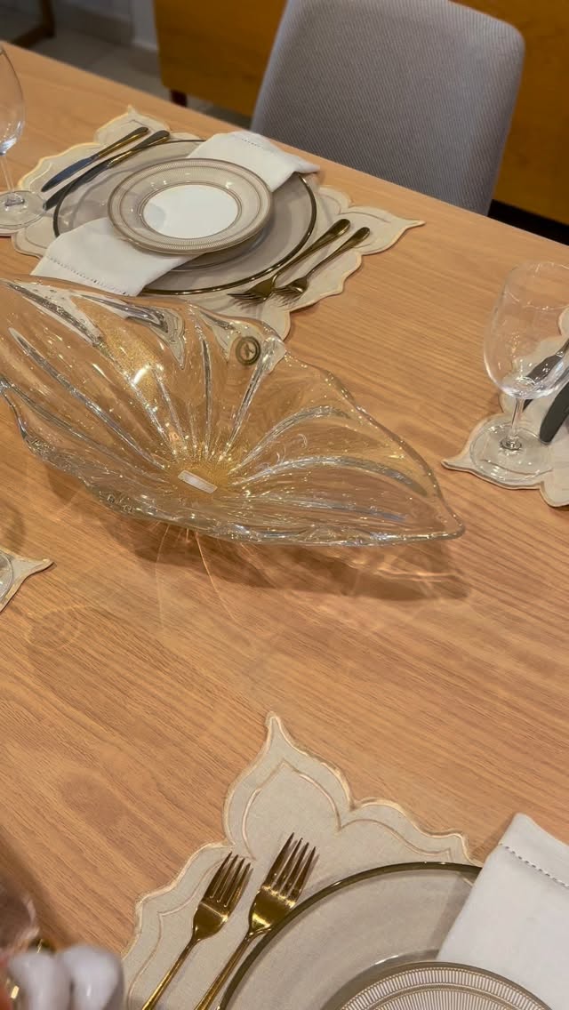 Como adicionar textura e elegância com colares decorativos na mesa de jantar.
