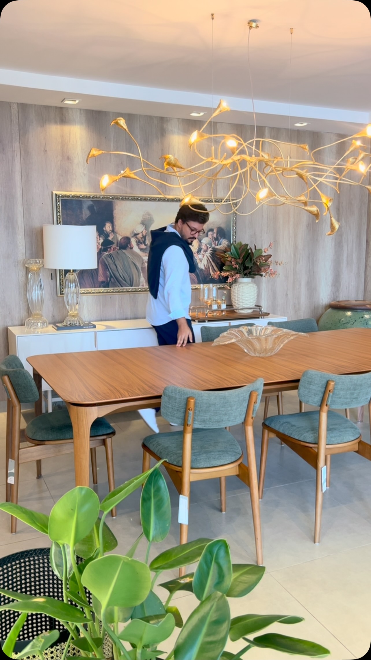 Como escolher mesa de jantar em madeira para sala de estar.