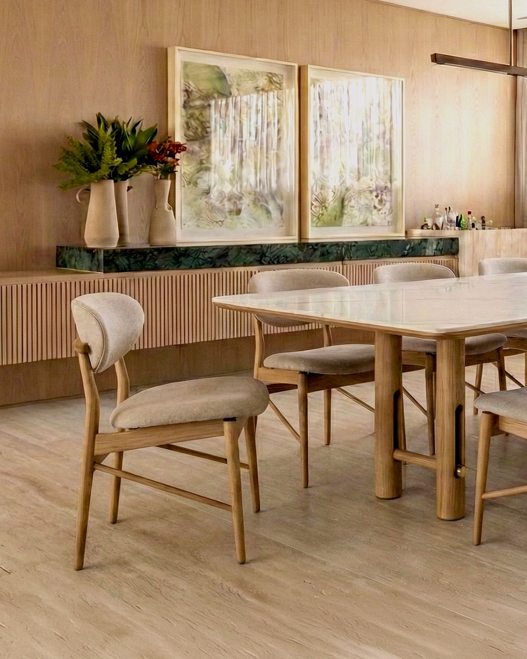 Como escolher a mesa de jantar perfeita para sala de estar.