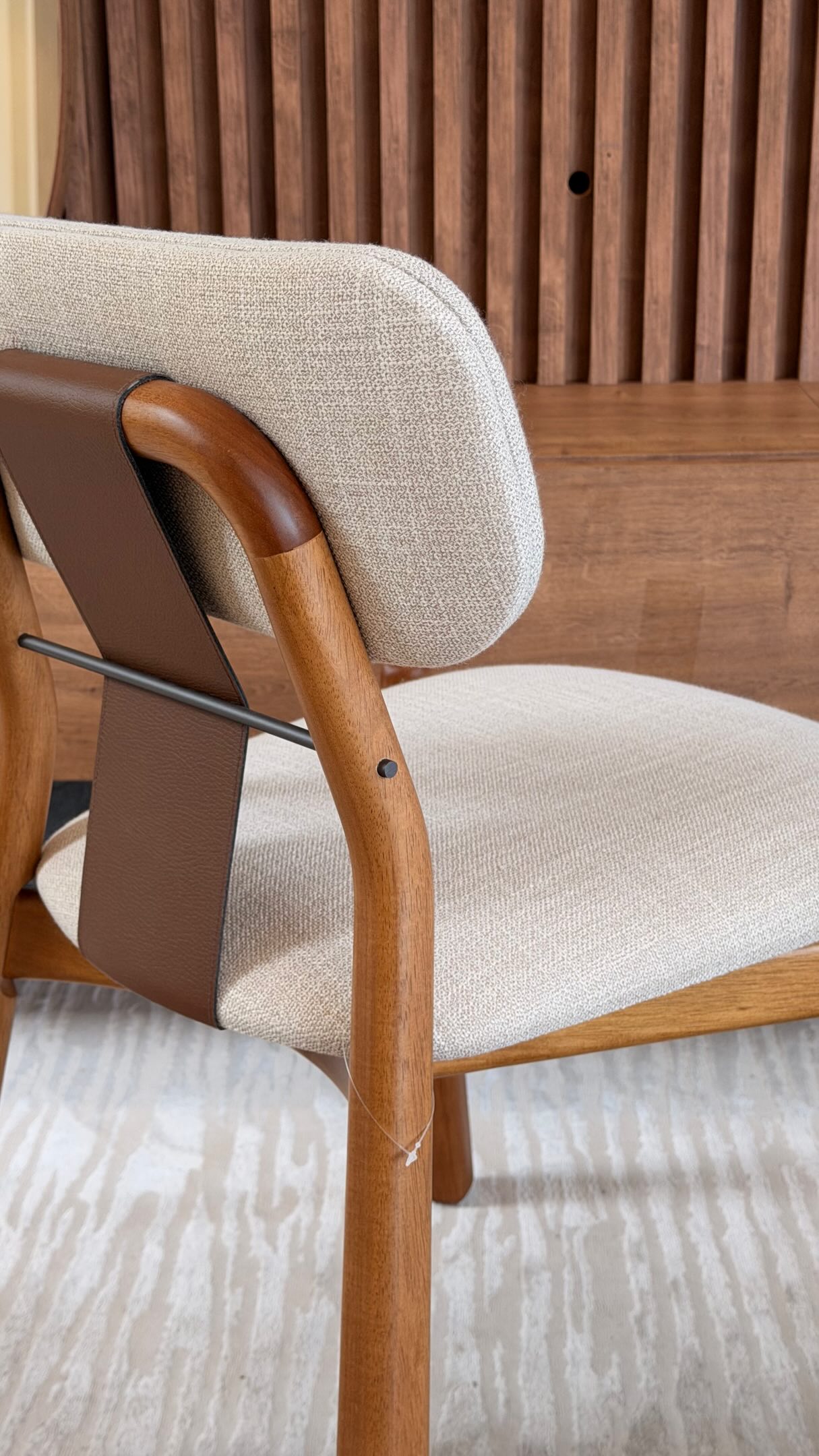 Como escolher cadeira de jantar com design sofisticado e confortável.