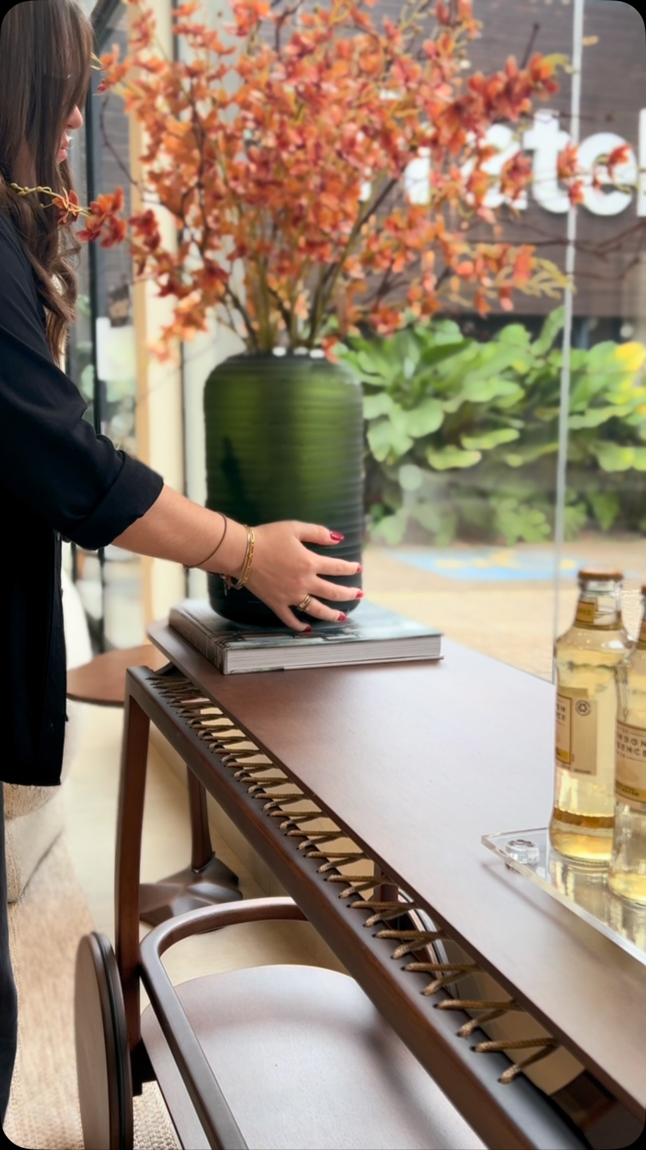 Como escolher móveis bar em madeira para sala de estar elegante