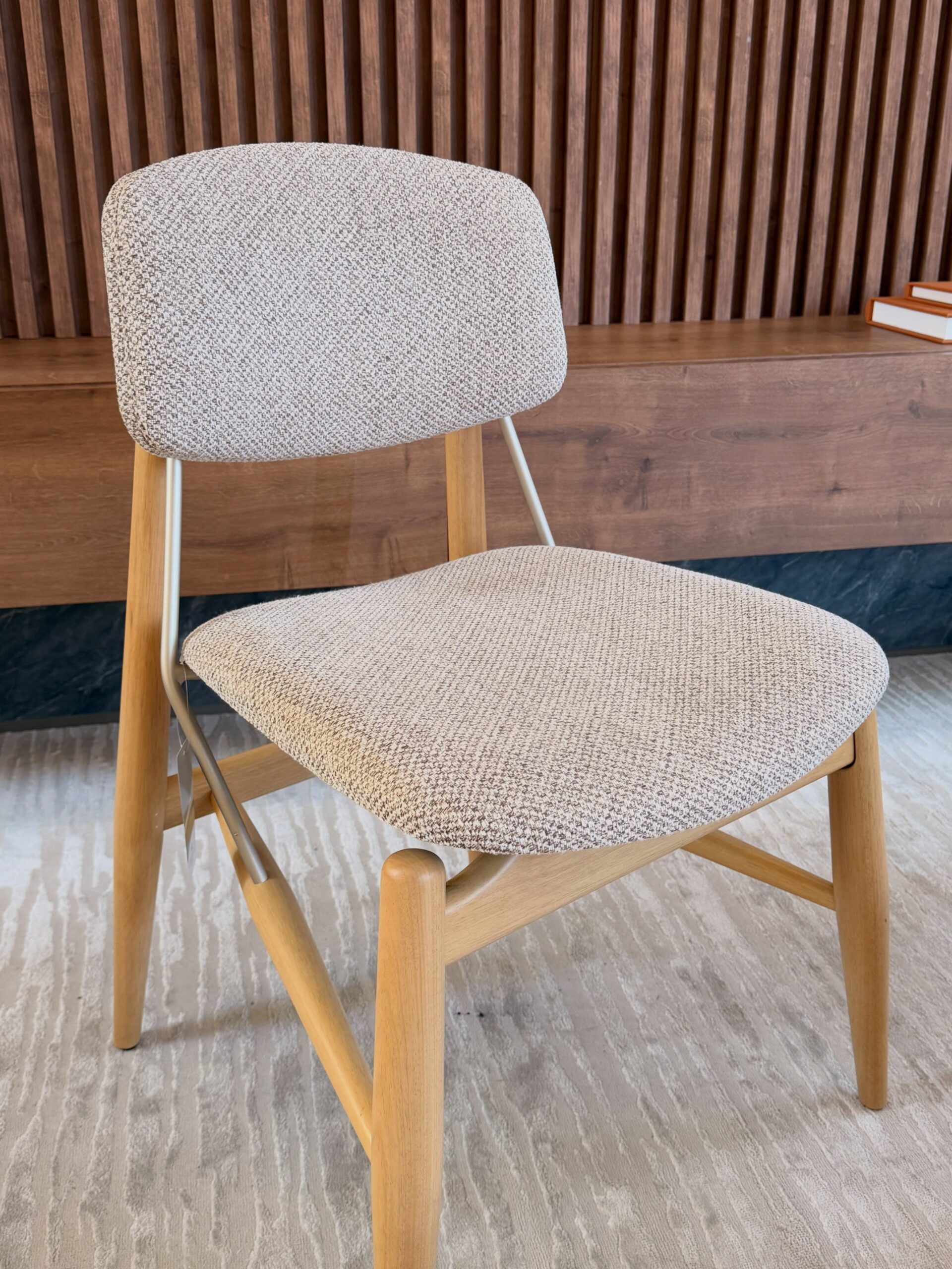Como escolher a melhor cadeira de jantar para complementar o ambiente da sua sala.