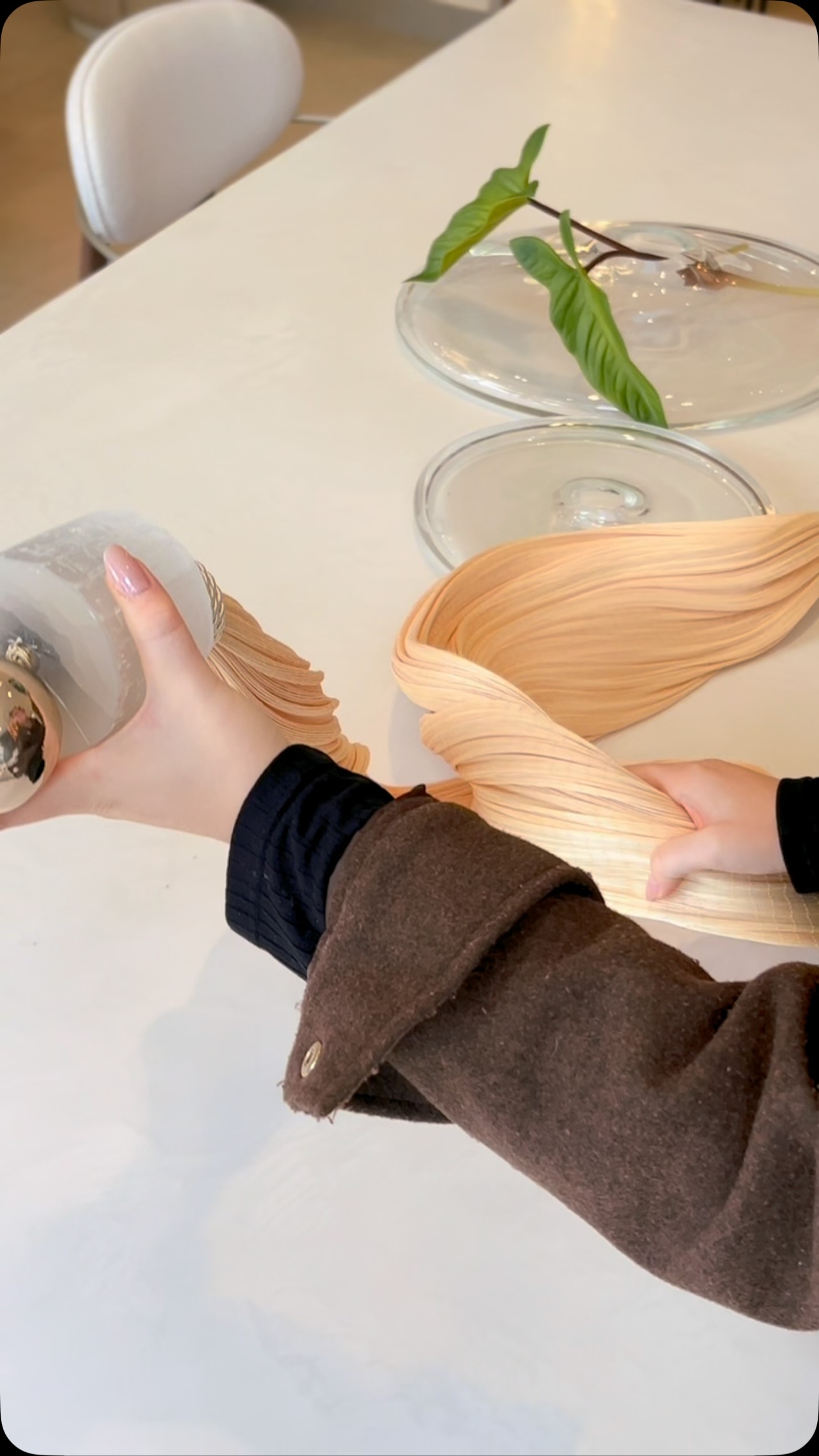 Como criar uma mesa de jantar elegante com decoração personalizada.