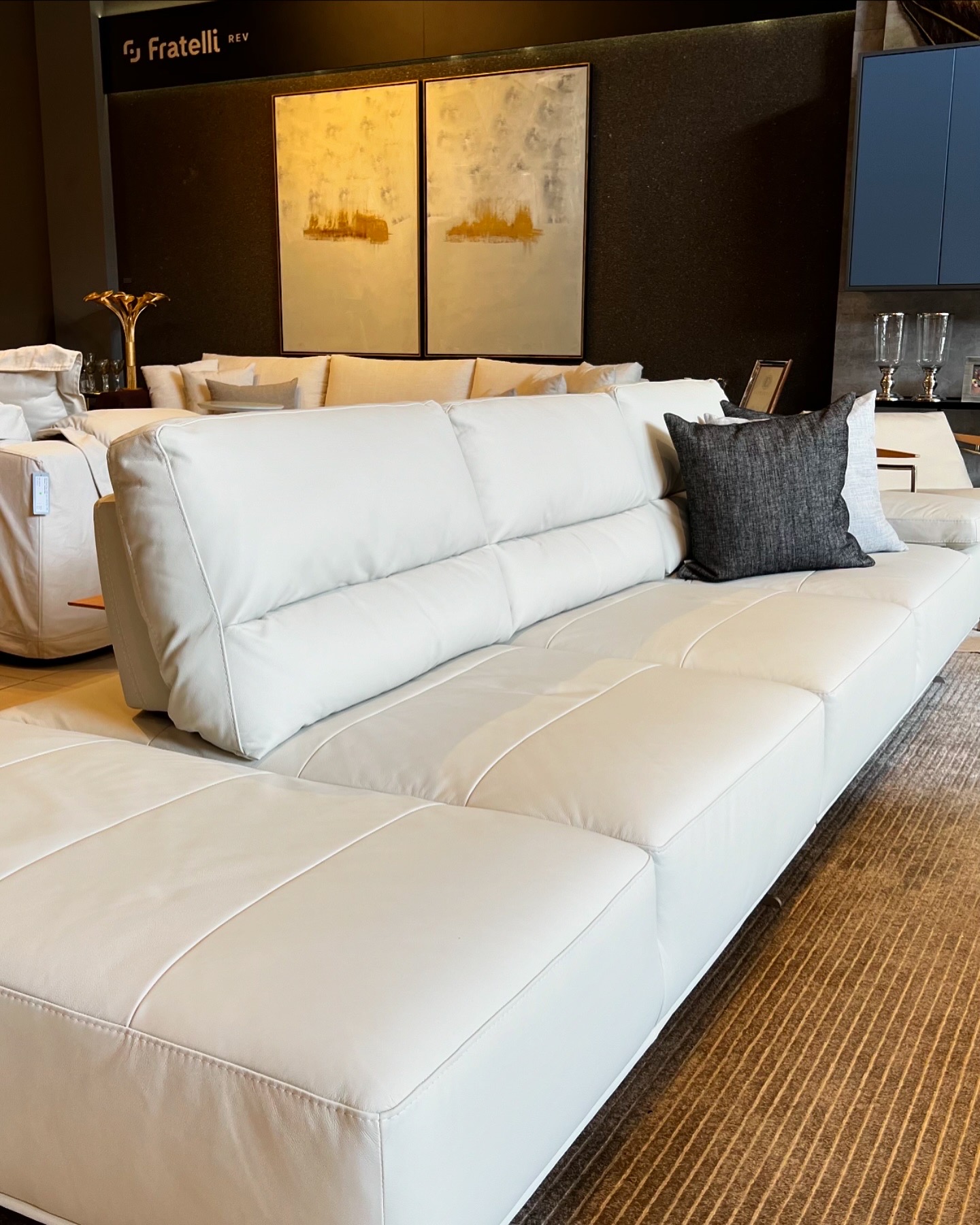 Sofá living em couro — Sofá Living — Fratelli House Maringá