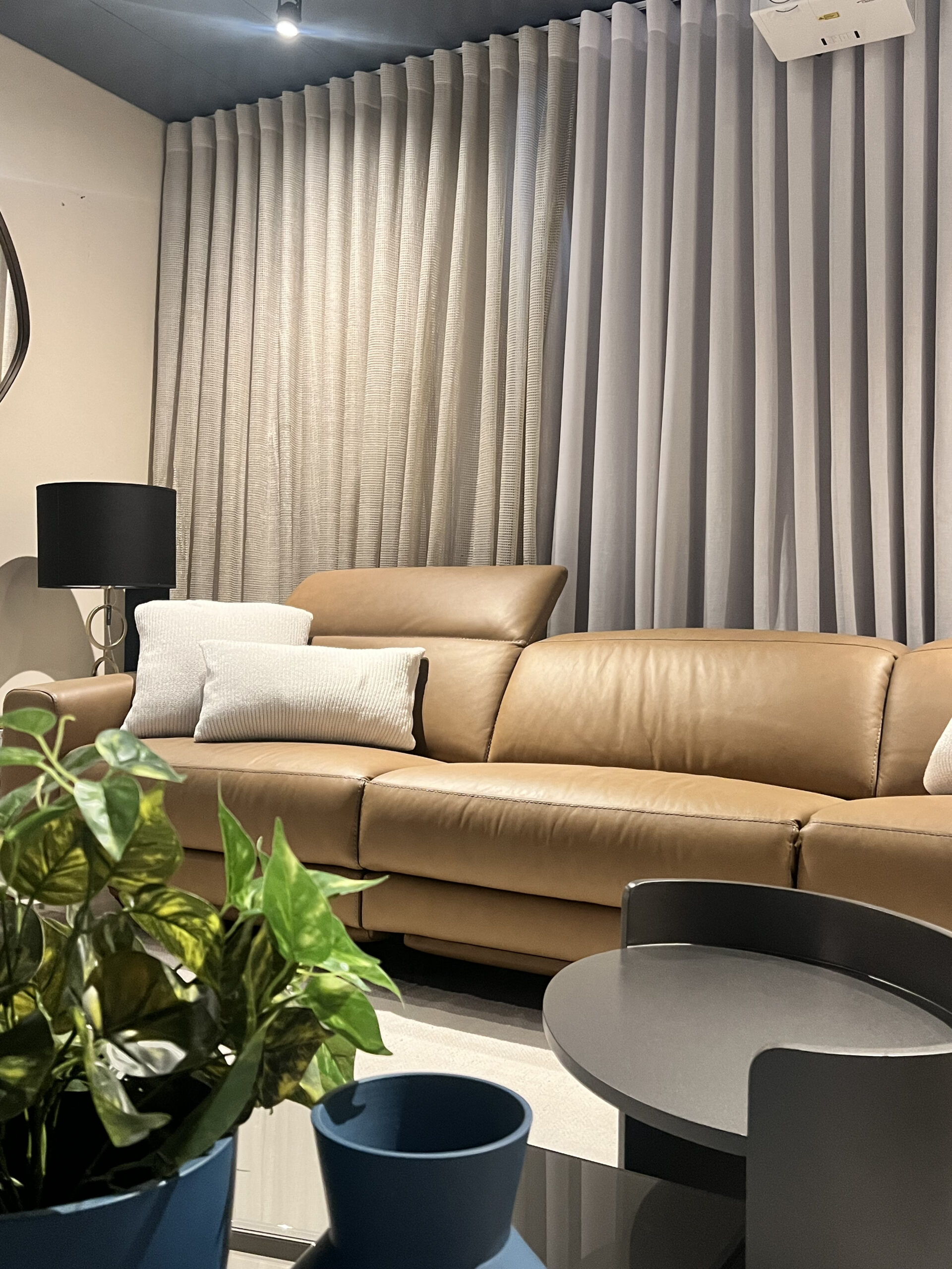 Sofá automatizado em couro — Sofá Living — Fratelli House Maringá
