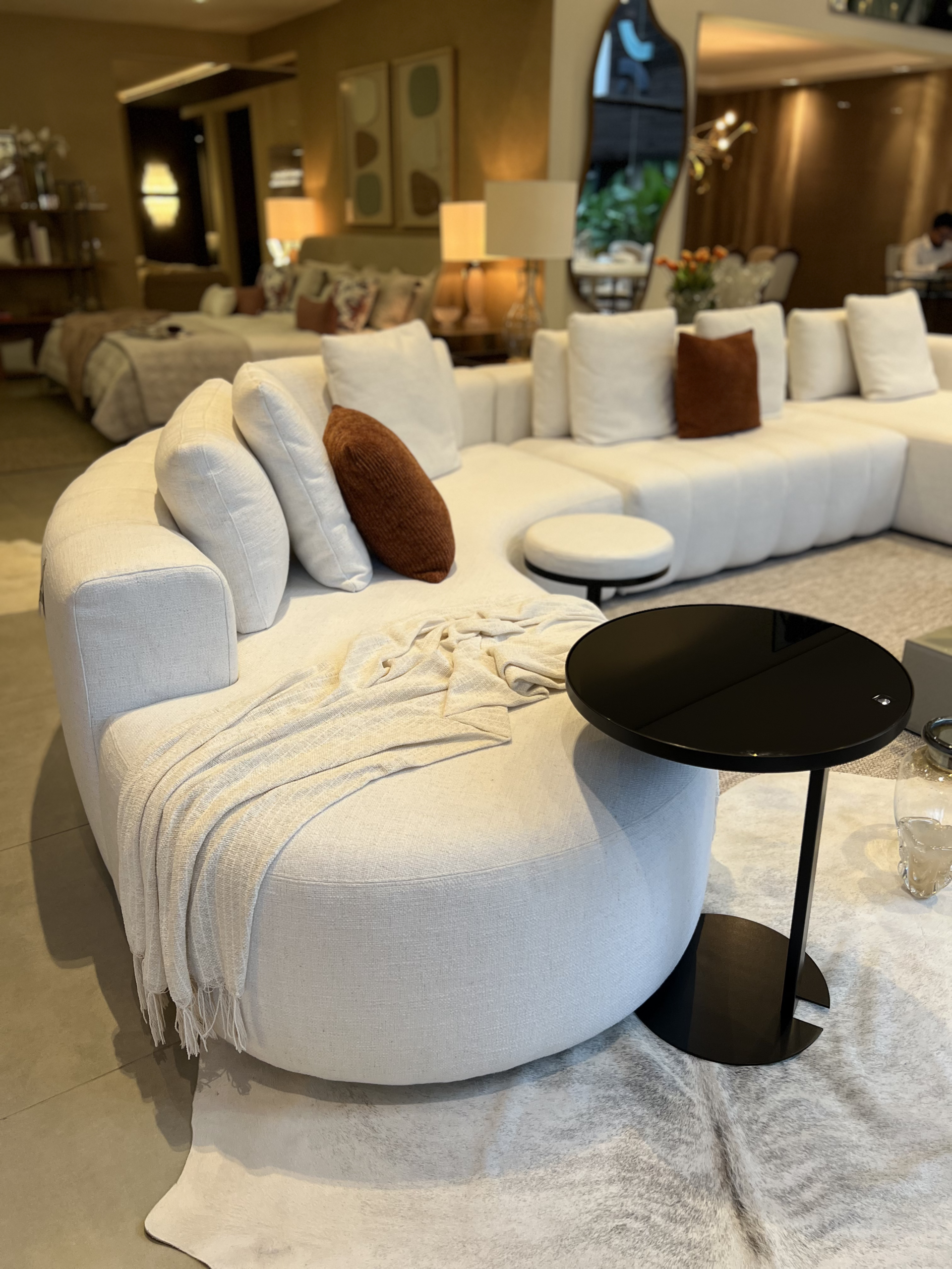 Sofá curvo com chaise — Sofá Living — Fratelli House Maringá