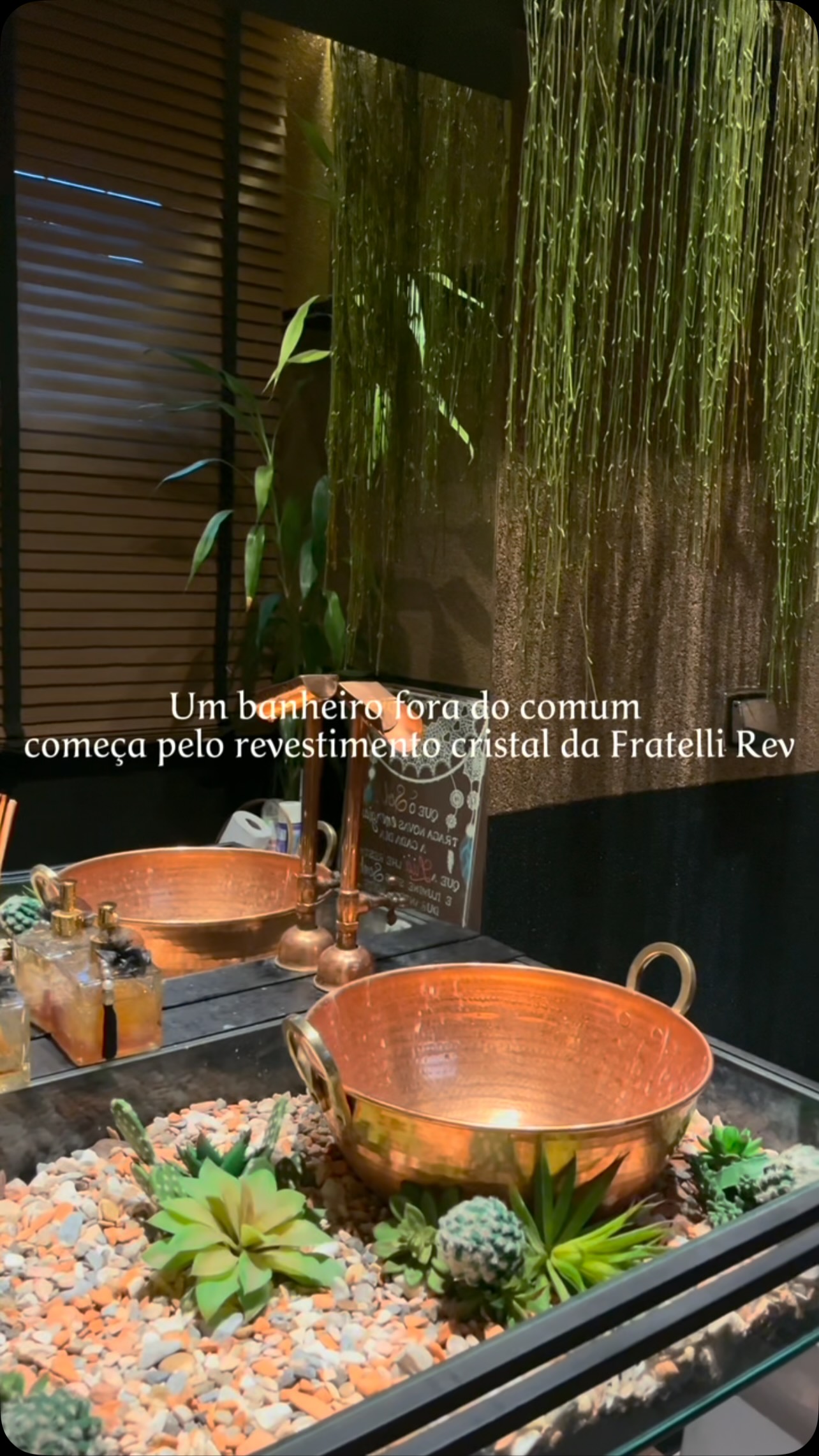 Como criar acabamento de banheiro com revestimento cristal personalizado.
