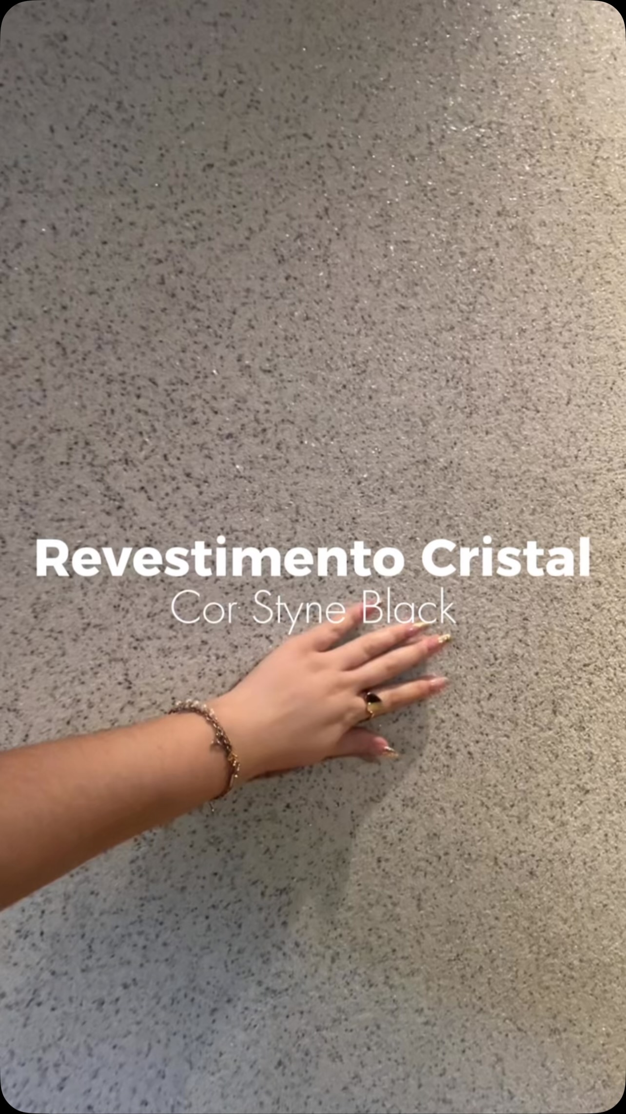 Como criar um acabamento contemporâneo com revestimento cristal preto.