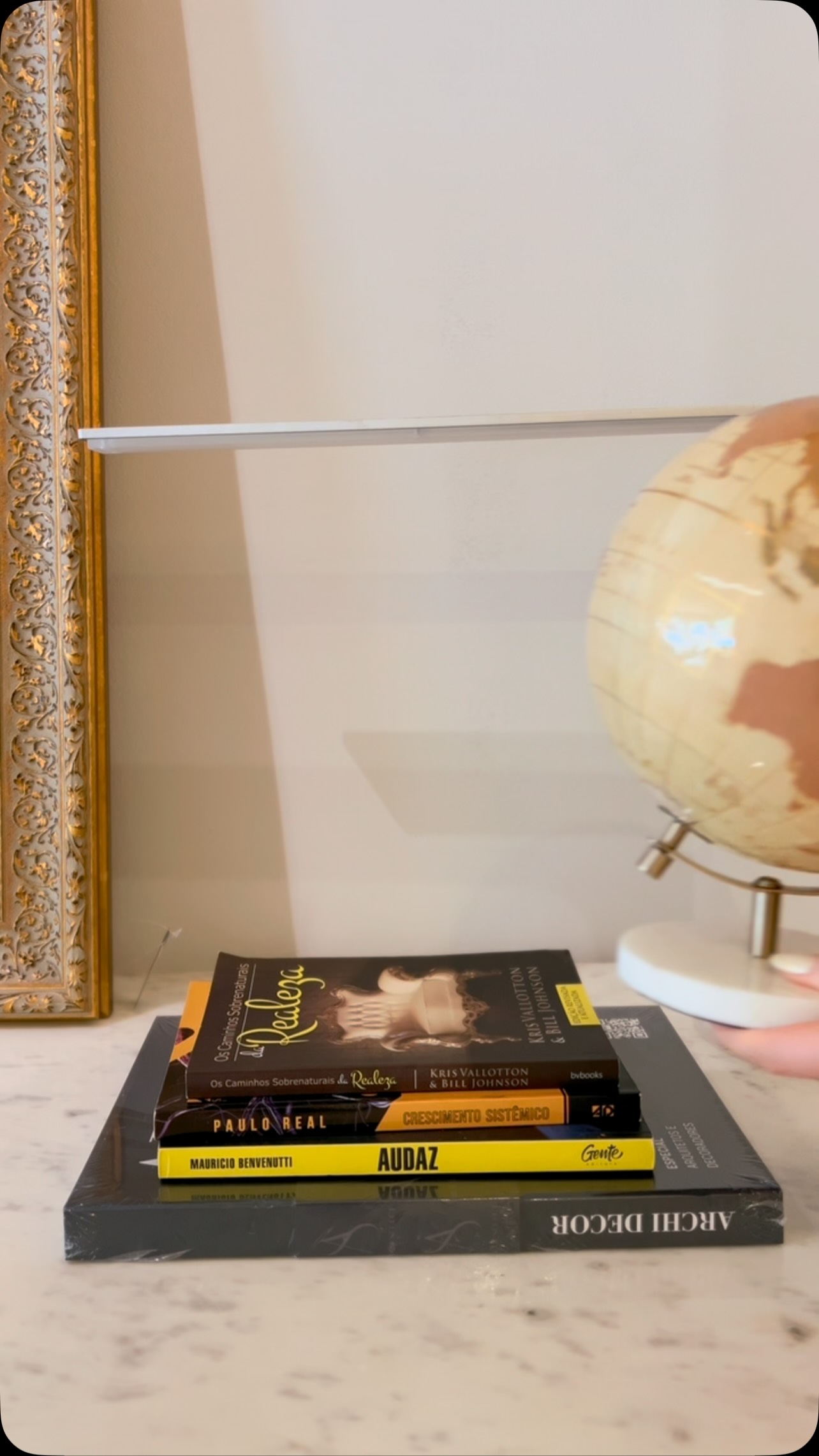 Como colocar um globo decorativo na mesa de escritório