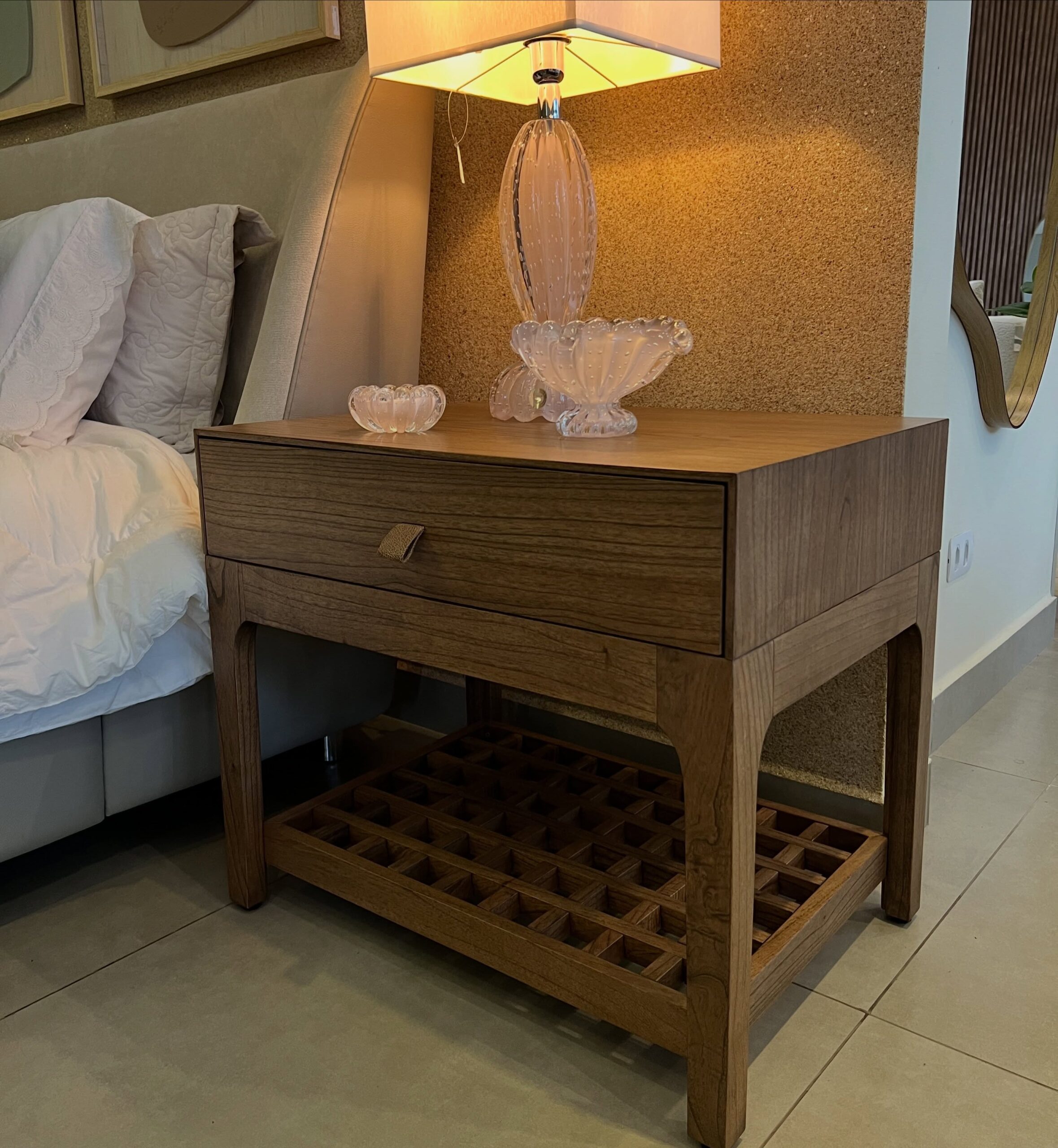 Como escolher a mesa de cabeceira ideal para quarto