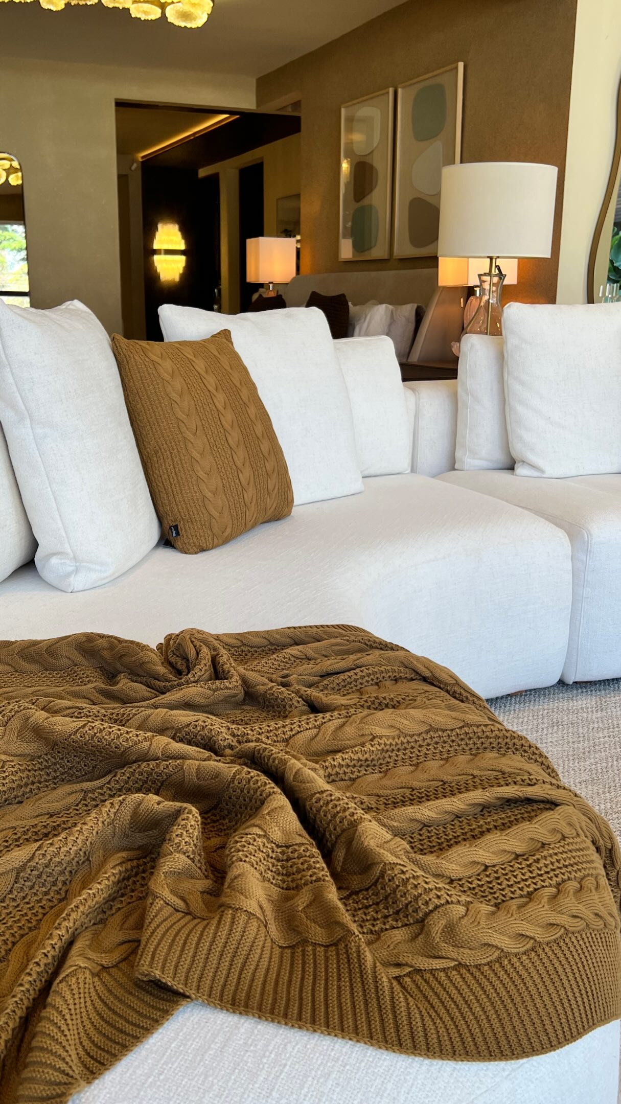 Como decorar sofá com manta e almofada em 10 dicas