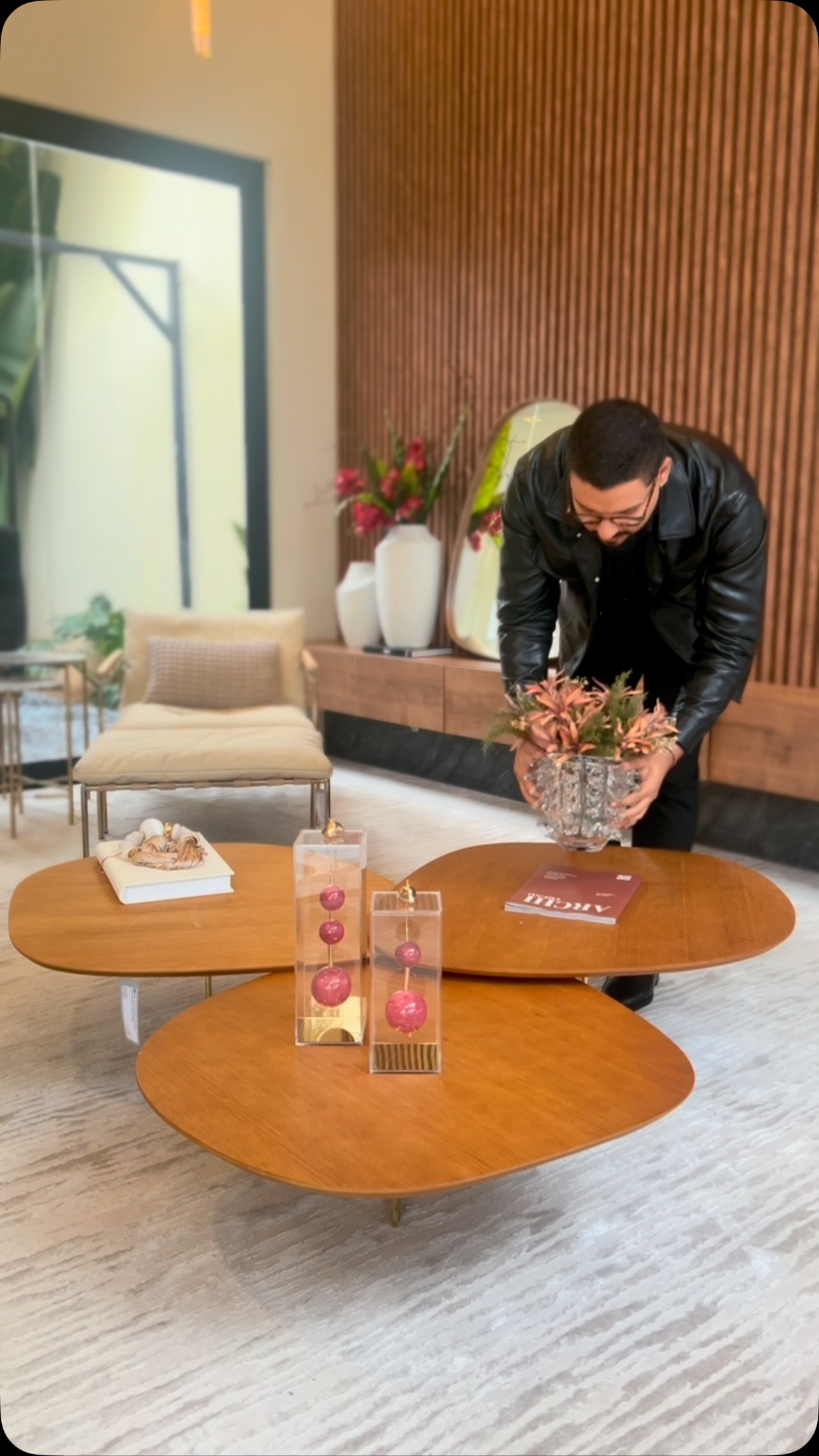 Como criar uma mesa de centro bonita com livros e objetos decorativos.