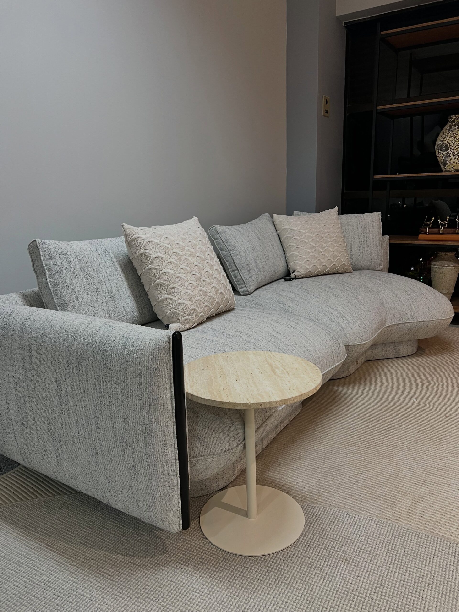 Como decorar um sofá para salas de reunião com elegância